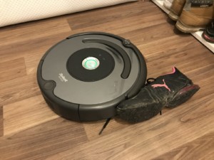 iRobot Roomba 676 a botník v úrovni podlahy